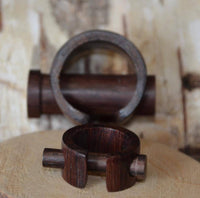 Cargar imagen en el visor de la galería, Plug Narraholz Pin-Creole braun gemasert Holz-Pin Creole.
