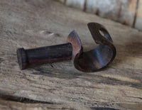 Cargar imagen en el visor de la galería, Plug Narraholz Pin-Creole braun gemasert Holz-Pin Creole.
