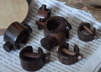 Cargar imagen en el visor de la galería, Plug Narraholz Pin-Creole braun gemasert Holz-Pin Creole.
