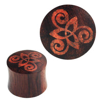 Cargar imagen en el visor de la galería, Plug Sonoholz Triqueta Triskele rot crushed Steininlay double flared Handarbeit - chic-net.de
