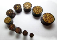 Cargar imagen en el visor de la galería, Plug Tamarindenholz griechisch Sonne Ornament Spiralen Inlay double flared flach - chic-net.de
