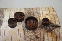 Cargar imagen en el visor de la galería, Plug Tunnel Holz filigran Blume des Lebens double flared - chic-net.de
