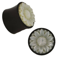 Load image into Gallery viewer, Plug weiß Horn Perlmutt Blume spitz zweilagig Tribal schwarz geschnitzt Expander - chic-net.de
