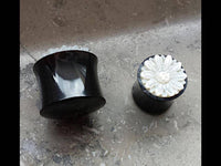 Load image into Gallery viewer, Plug weiß Horn Perlmutt Gänseblümchen double flared - chic-net.de
