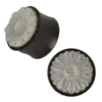 Load image into Gallery viewer, Plug weiß Horn Perlmutt Gänseblümchen double flared - chic-net.de
