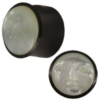 Cargar imagen en el visor de la galería, Plug weiß Horn Perlmutt Mond Gesicht Tribal schwarz geschnitzt Expander - chic-net.de
