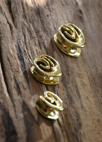 Cargar imagen en el visor de la galería, Saddle Plug Flesh Tunnel Messing gold Tropfen Spirale - chic-net.de
