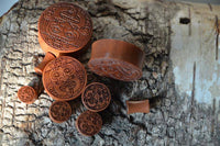 Load image into Gallery viewer, Sawoholz Holz Flesh Plug braun Gravur Gesicht Krieger - chic-net.de
