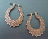 Cargar imagen en el visor de la galería, Sawoholz Holz Pin Creolen 42mm rotbraun Ohrringe oval Zackenrand Pfeile Schuppen - chic-net.de
