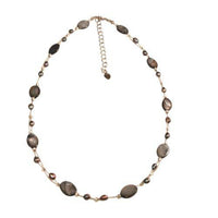 Load image into Gallery viewer, Schmuckset: Kette + Ohrringe aus grauen Perlen und ovalen Perlmuttmuschelstücken - chic-net.de
