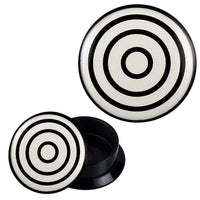 Load image into Gallery viewer, Schraub Plug Acryl schwarz weiß Zielscheibe Piercing Ohrschmuck - chic-net.de
