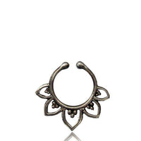 Cargar imagen en el visor de la galería, Septum Fake Piercing Nasenringe Blütenblätter Messing silbern nickelfrei antik exotisch - chic-net.de
