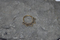 Load image into Gallery viewer, Septum Piercing Messing 1.2mm Punkte Blume Ohrringe - chic-net.de
