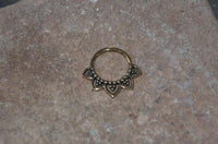 Load image into Gallery viewer, Septum Piercing Messing 1.2mm Punkte Blume Ohrringe - chic-net.de
