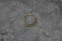 Load image into Gallery viewer, Septum Piercing Messing 1.2mm Punkte Sichel - chic-net.de
