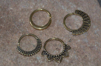 Load image into Gallery viewer, Septum Piercing Messing 1.2mm Sichel Ohrringe - chic-net.de
