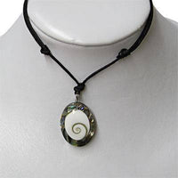 Load image into Gallery viewer, Shivaauge Kette Abalone Muschel Anhänger (30x20mm) oval verstellbar Baumwollkette - chic-net.de

