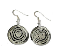 Cargar imagen en el visor de la galería, silber Spirale Glitzer Glasohrringe schwarz handbemalt 925er Sterlingsilber Glas Ohrringe - chic-net.de
