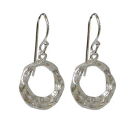 Load image into Gallery viewer, Silberohrringe 925er Silber Ohrringe Ohrhänger Damen Schmuck Ringe Rillen uneben - chic-net.de
