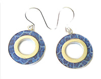 Cargar imagen en el visor de la galería, Silberohrringe Koralle gefärbt blau Blumenstruktur 925er Sterling Silber eingefasst rund O-Form - chic-net.de
