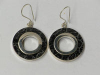 Load image into Gallery viewer, Silberohrringe Koralle gefärbt schwarz Blumenstruktur 925er Sterling Silber eingefasst O-Form - chic-net.de
