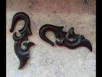 Cargar imagen en el visor de la galería, Sonoholz Lobe Piercing Holz Fishtail Hook 8mm Dehnspirale Dehnschnecke schwarz - chic-net.de
