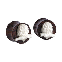 Load image into Gallery viewer, Sonoholz Plug Bone Inlay weiß Eule Ast geschnitzt Tunnel Tribal Expander - chic-net.de
