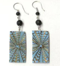 Load image into Gallery viewer, Spider-Muschel Ohrringe, rechteckige hellblau-beige Spidermuschel-Ohrringe mit Bügel aus Edelstahl - chic-net.de
