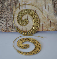 Cargar imagen en el visor de la galería, Spiralen Ohrringe acht Kugeln Messing Brass antik golden nickelfrei Piercing Tribal - chic-net.de
