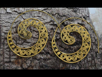 Cargar imagen en el visor de la galería, Spiralen Ohrringe acht Kugeln Messing Brass antik golden nickelfrei Piercing Tribal - chic-net.de
