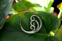 Load image into Gallery viewer, Spiralen Ohrringe Brass Punkte drei Spiralen antik golden Tribal Piercing - chic-net.de
