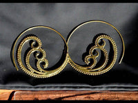 Load image into Gallery viewer, Spiralen Ohrringe Brass Punkte drei Spiralen antik golden Tribal Piercing - chic-net.de
