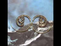 Load image into Gallery viewer, Spiralen Ohrringe Brass Punkte drei Spiralen antik golden Tribal Piercing - chic-net.de
