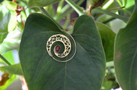 Cargar imagen en el visor de la galería, Spiralen Ohrringe breit gestanzt Jaspis oval Messing antik golden nickelfrei Piercing Tribal Schmuck - chic-net.de
