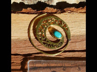 Cargar imagen en el visor de la galería, Spiralen Ohrringe breit gestanzt Türkis oval Messing antik golden nickelfrei Piercing Tribal - chic-net.de
