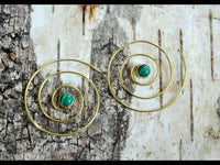 Cargar imagen en el visor de la galería, Spiralen Ohrringe dünn Malachit rund Messing Brass antik golden nickelfrei Piercing Tribal Schmuck - chic-net.de
