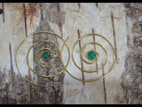 Cargar imagen en el visor de la galería, Spiralen Ohrringe glänzend Messing Jade antik golden Piercing Tribal nickelfrei Schmuck Brass Bronze - chic-net.de
