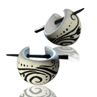 Cargar imagen en el visor de la galería, Spiralmuster Holzcreolen weiß schwarz Pin-Ohrringe Pin-Creolen Holz Horn Pin handbemalt 16 mm - chic-net.de
