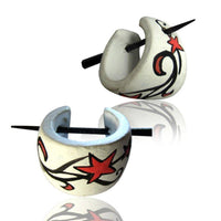 Cargar imagen en el visor de la galería, Stern Holzcreolen rot weiß schwarz Pin-Ohrringe Pin-Creolen Holz Horn Pin handbemalt 16 mm - chic-net.de
