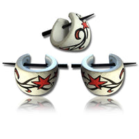 Cargar imagen en el visor de la galería, Stern Holzcreolen rot weiß schwarz Pin-Ohrringe Pin-Creolen Holz Horn Pin handbemalt 16 mm - chic-net.de
