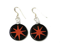 Cargar imagen en el visor de la galería, Stern rot Glasohrringe schwarz handbemalt 925er Sterling Silber Glas Ohrringe - chic-net.de
