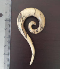 Cargar imagen en el visor de la galería, Tamarinde Piercing Holz hell dunkel Spirale lang 10mm Dehnspirale Dehnschnecke - chic-net.de
