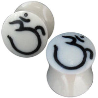 Load image into Gallery viewer, Tribal Bone Plug OM Zeichen weiß schwarz handgeschnitzt Organic Expander Plug Piercing - chic-net.de
