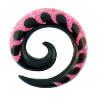 Load image into Gallery viewer, Tribal Buffalo Horn Piercing Expander, schwarze Spirale mit pinkfarbenem Waveinlay, 8mm,  Plug, Tunnel, Ohrring, Ohrhänger, Ohrstecker - chic-net.de

