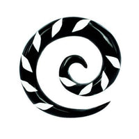 Load image into Gallery viewer, Tribal Buffalo Horn Piercing Expander, schwarze Spirale mit weißem Karoinlay, 6mm,  Plug, Tunnel, Ohrring, Ohrhänger, Ohrstecker - chic-net.de
