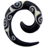 Load image into Gallery viewer, Tribal Buffalo Horn Piercing Expander, schwarze Spirale mit weißem Spiralenmuster , 10mm Ohrring aus Büffelhorn, Plug, Tunnel, Ohrhänger, Ohrstecker - chic-net.de
