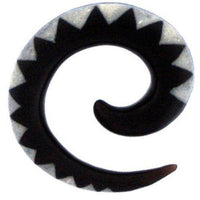 Load image into Gallery viewer, Tribal Buffalo Horn Piercing Expander, schwarze Spirale mit weißem Zickzackmuster, 10mm,  Plug, Tunnel, Ohrring, Ohrhänger, Ohrstecker - chic-net.de
