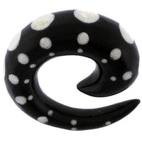Cargar imagen en el visor de la galería, Tribal Buffalo Horn Piercing Expander, schwarze Spirale mit weißen Punkten, 10mm Ohrring aus Büffelhorn, Plug, Tunnel, Ohrhänger, Ohrstecker - chic-net.de
