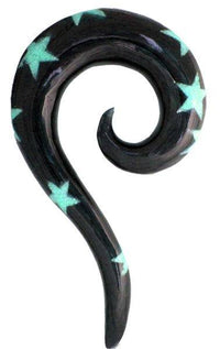 Cargar imagen en el visor de la galería, Tribal Buffalo Horn Piercing Expander, schwarze Thai-Spirale mit türkisfarbenen Sternen Inlay, 4mm,  Plug, Tunnel, Ohrring, Ohrhänger, Ohrstecker - chic-net.de
