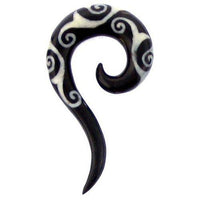 Load image into Gallery viewer, Tribal Buffalo Horn Piercing Expander, schwarze Thai-Spirale mit weißem Spiralenmuster , 6mm Ohrring aus Büffelhorn, Plug, Tunnel, Ohrhänger, Ohrstecker - chic-net.de
